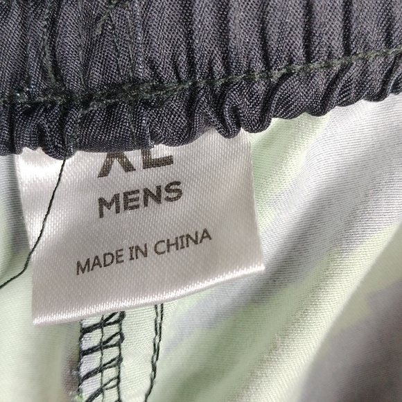 Pot Leaf men's XL swim trunks - Picture 2 of 9